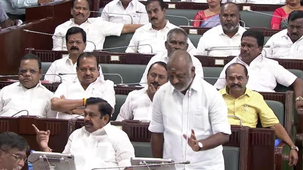  கீரியும் பாம்புமாக செயல்படும் அதிமுக எம்எல்ஏக்கள்.! சட்டப்பேரவையில் ஒன்றிணைந்த ஓ.பி.எஸ் இ.பி.எஸ் அணிகள்