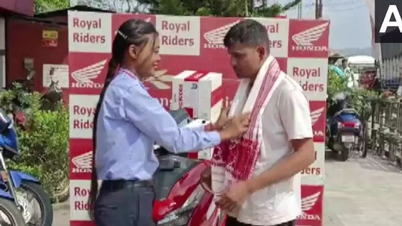 ആഗ്രഹിച്ച്, കാത്തിരുന്ന് സ്കൂട്ടര്‍ വാങ്ങി യുവാവ്; ഈ സ്വപ്നസാഫല്യത്തിന് കയ്യടിക്കുന്നത് ലക്ഷക്കണക്കിന് പേര്‍