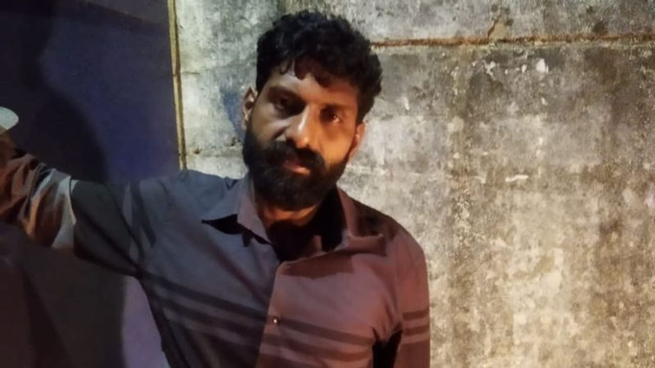 ഉത്സവത്തിന് കച്ചവടം നടത്താനെത്തി, ഭാരവാഹിയെ മര്ദ്ദിച്ചു; ചോദ്യം ചെയ്ത പൊലീസുകാരെ ആക്രമിച്ച യുവാവ് പിടിയിൽ ഉത്സവത്തിന് കച്ചവടം നടത്താനെത്തി, ഭാരവാഹിയെ മര്ദ്ദിച്ചു; ചോദ്യം ചെയ്ത പൊലീസുകാരെ ആക്രമിച്ച യുവാവ് പിടിയിൽ