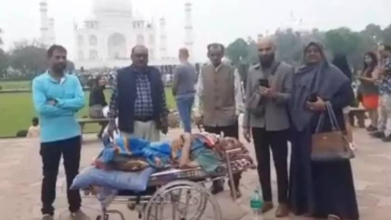 കിടപ്പിലായ 85 കാരി മാതാവുമായി താജ്‍മഹൽ സന്ദർശിച്ച് മകൻ, വൈറലായി ചിത്രം