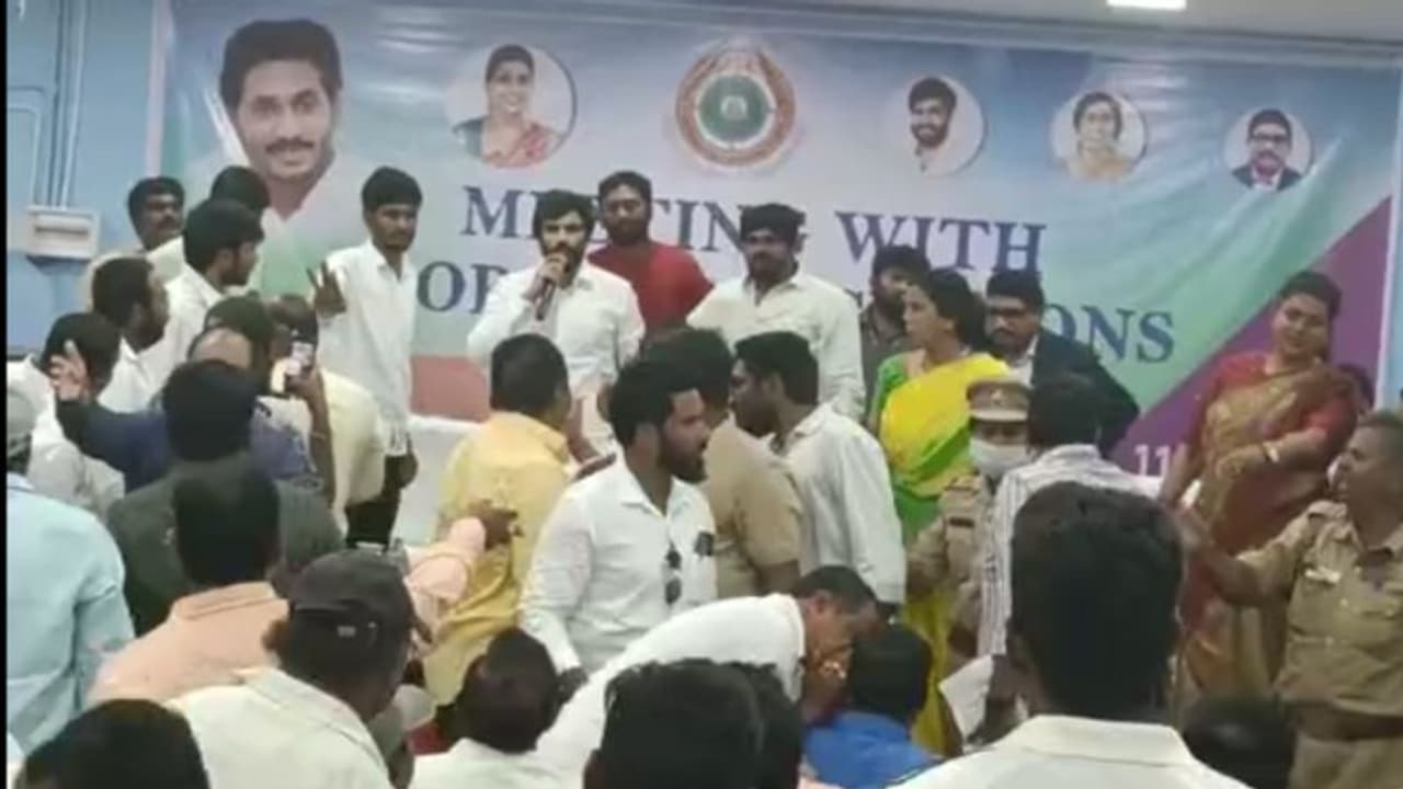 రాయలసీమ రౌడీయిజం ఇక్కడ కాదు..: బైరెడ్డి సిద్దార్థ్ పై ఒలింపిక్స్ సంఘం సభ్యుడి అనుచిత వ్యాఖ్యలు (వీడియో) రాయలసీమ రౌడీయిజం ఇక్కడ కాదు..: బైరెడ్డి సిద్దార్థ్ పై ఒలింపిక్స్ సంఘం సభ్యుడి అనుచిత వ్యాఖ్యలు (వీడియో)