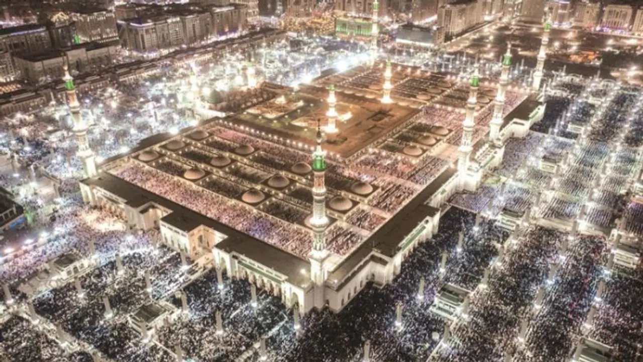 റമദാന് വ്രതാരംഭത്തിന്റെ തലേദിവസം മക്ക, മദീന ഹറമുകളിൽ തറാവീഹ് നമസ്കാരത്തിന് അണിനിരന്നത് ലക്ഷങ്ങൾ റമദാന് വ്രതാരംഭത്തിന്റെ തലേദിവസം മക്ക, മദീന ഹറമുകളിൽ തറാവീഹ് നമസ്കാരത്തിന് അണിനിരന്നത് ലക്ഷങ്ങൾ