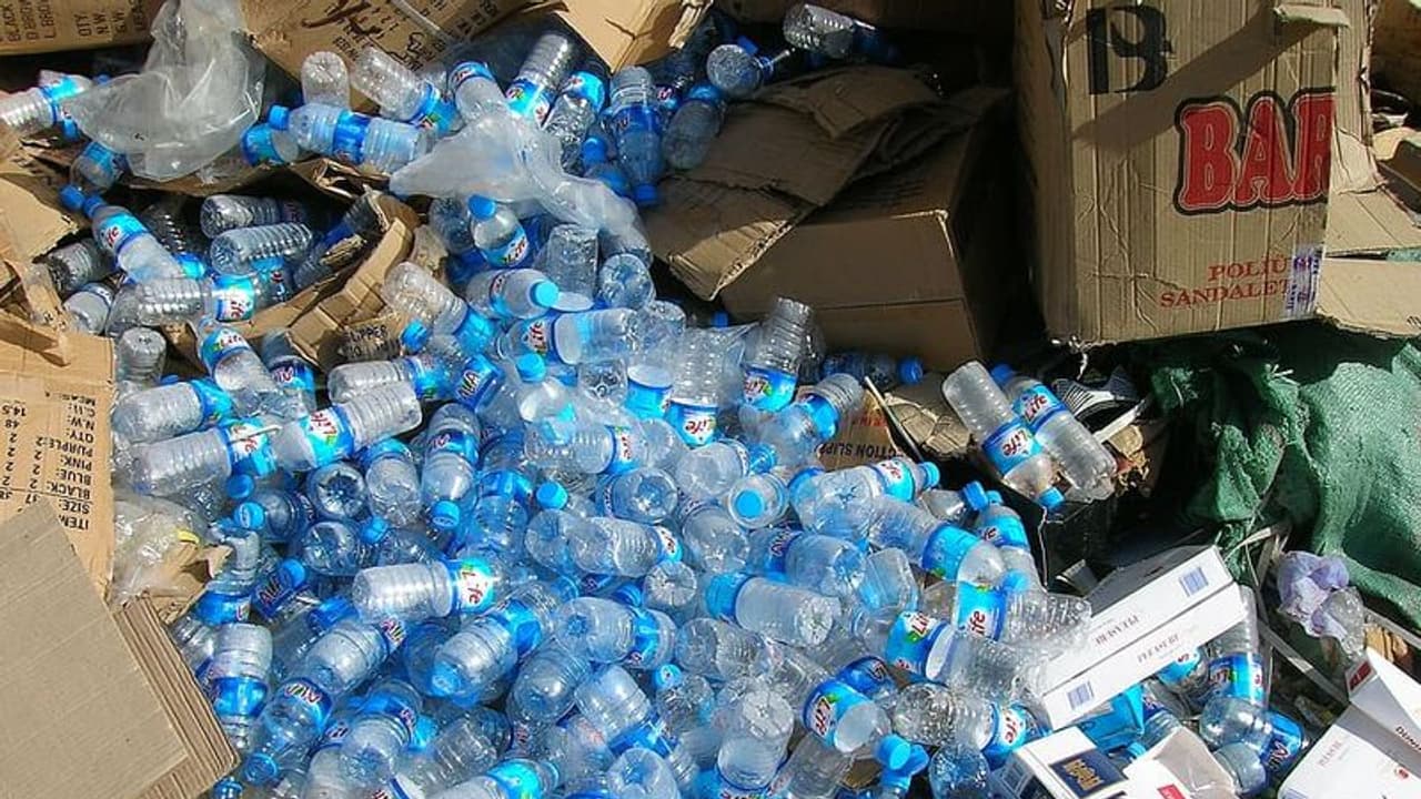 മാലിന്യം എന്ത് ചെയ്യും ? കോഴിക്കോട്ടെ വൻകിട സ്ഥാപനങ്ങളിൽ മിന്നൽ പരിശോധന, 1,25,000 രൂപ പിഴയീടാക്കി... മാലിന്യം എന്ത് ചെയ്യും ? കോഴിക്കോട്ടെ വൻകിട സ്ഥാപനങ്ങളിൽ മിന്നൽ പരിശോധന, 1,25,000 രൂപ പിഴയീടാക്കി...