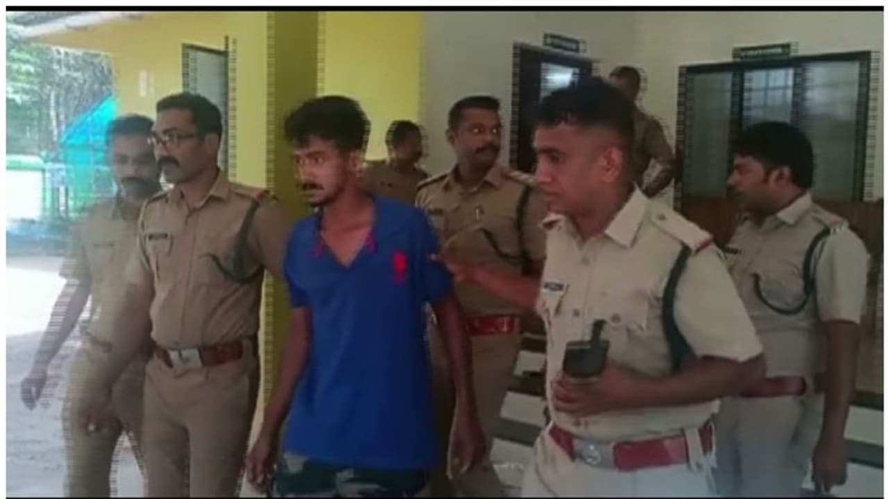പുള്ളിമാനെ വെടിവെച്ച് കൊന്ന് വിൽക്കാന് ശ്രമം; യുവാവ് പിടിയില് പുള്ളിമാനെ വെടിവെച്ച് കൊന്ന് വിൽക്കാന് ശ്രമം; യുവാവ് പിടിയില്