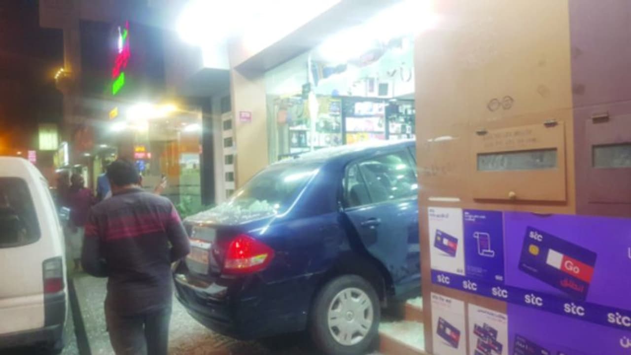 മൊബൈല്‍ ഷോപ്പിലേക്ക് കാര്‍ ഇടിച്ചുകയറ്റിയ ശേഷം ഡ്രൈവര്‍ ഓടി രക്ഷപ്പെട്ടു