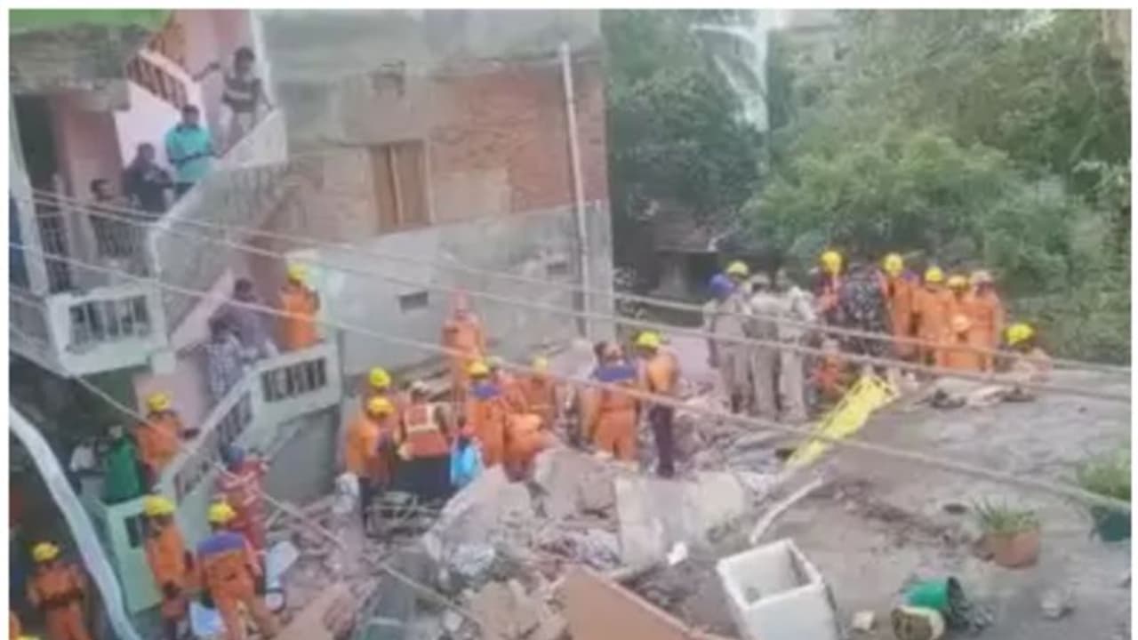 വിശാഖപട്ടണത്ത് ബഹുനിലക്കെട്ടിടം തകർന്ന് കുട്ടികളുൾപ്പെടെ മൂന്ന് മരണം; 5 പേർക്ക് പരിക്ക് വിശാഖപട്ടണത്ത് ബഹുനിലക്കെട്ടിടം തകർന്ന് കുട്ടികളുൾപ്പെടെ മൂന്ന് മരണം; 5 പേർക്ക് പരിക്ക്