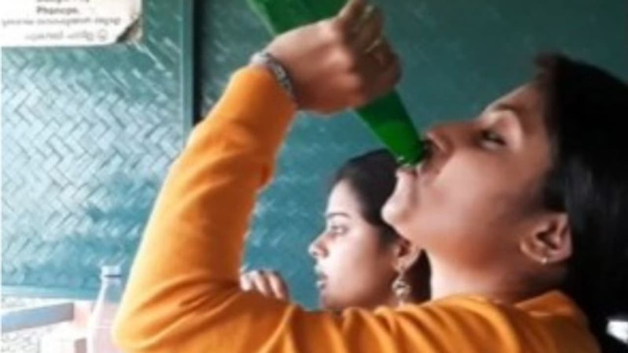 ഷാപ്പിലിരുന്ന് കള്ള് കുടിച്ചു, വീഡിയോ ഇൻസ്റ്റഗ്രാമിൽ പങ്കുവെച്ച യുവതിയെ എക്സൈസ് അറസ്റ്റ് ചെയ്തു ഷാപ്പിലിരുന്ന് കള്ള് കുടിച്ചു, വീഡിയോ ഇൻസ്റ്റഗ്രാമിൽ പങ്കുവെച്ച യുവതിയെ എക്സൈസ് അറസ്റ്റ് ചെയ്തു