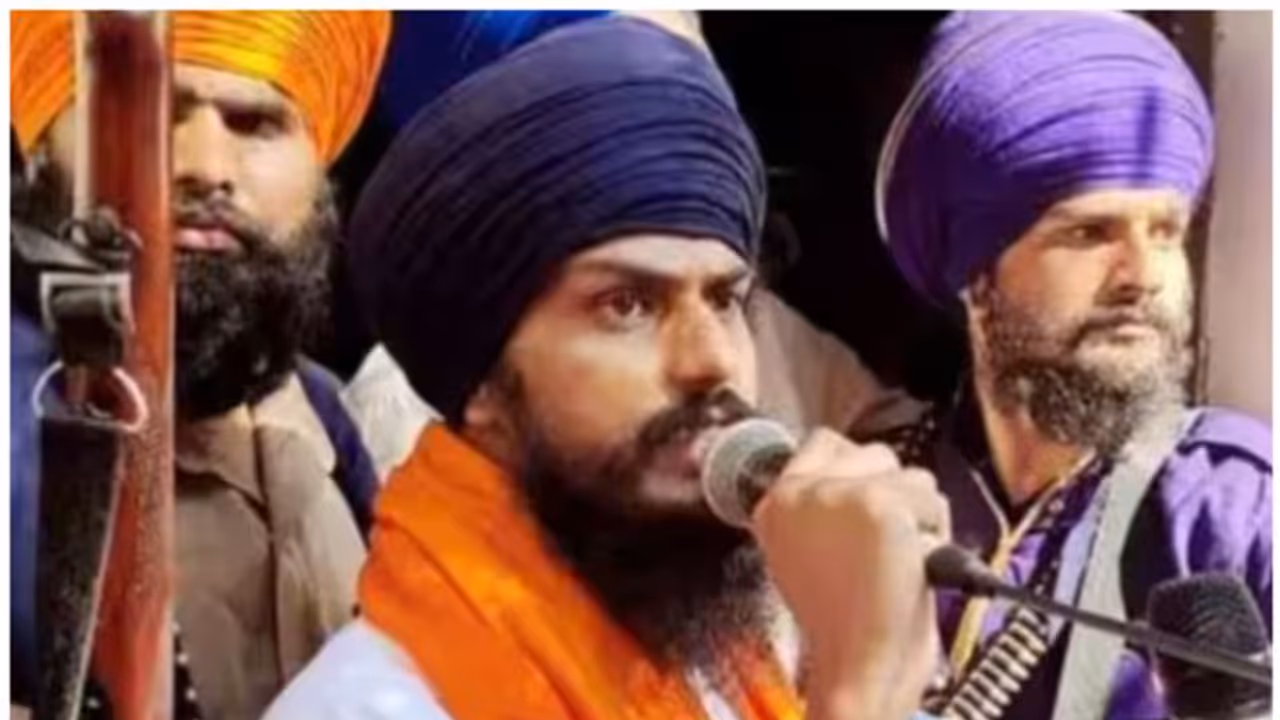 അമൃത്പാൽ സിംഗിനായി അന്വേഷണം; കൂടുതൽ സംസ്ഥാനങ്ങളിലേക്ക് വ്യാപിപ്പിച്ചേക്കും; അതിർത്തികളിൽ കർശന നിരീക്ഷണം അമൃത്പാൽ സിംഗിനായി അന്വേഷണം; കൂടുതൽ സംസ്ഥാനങ്ങളിലേക്ക് വ്യാപിപ്പിച്ചേക്കും; അതിർത്തികളിൽ കർശന നിരീക്ഷണം