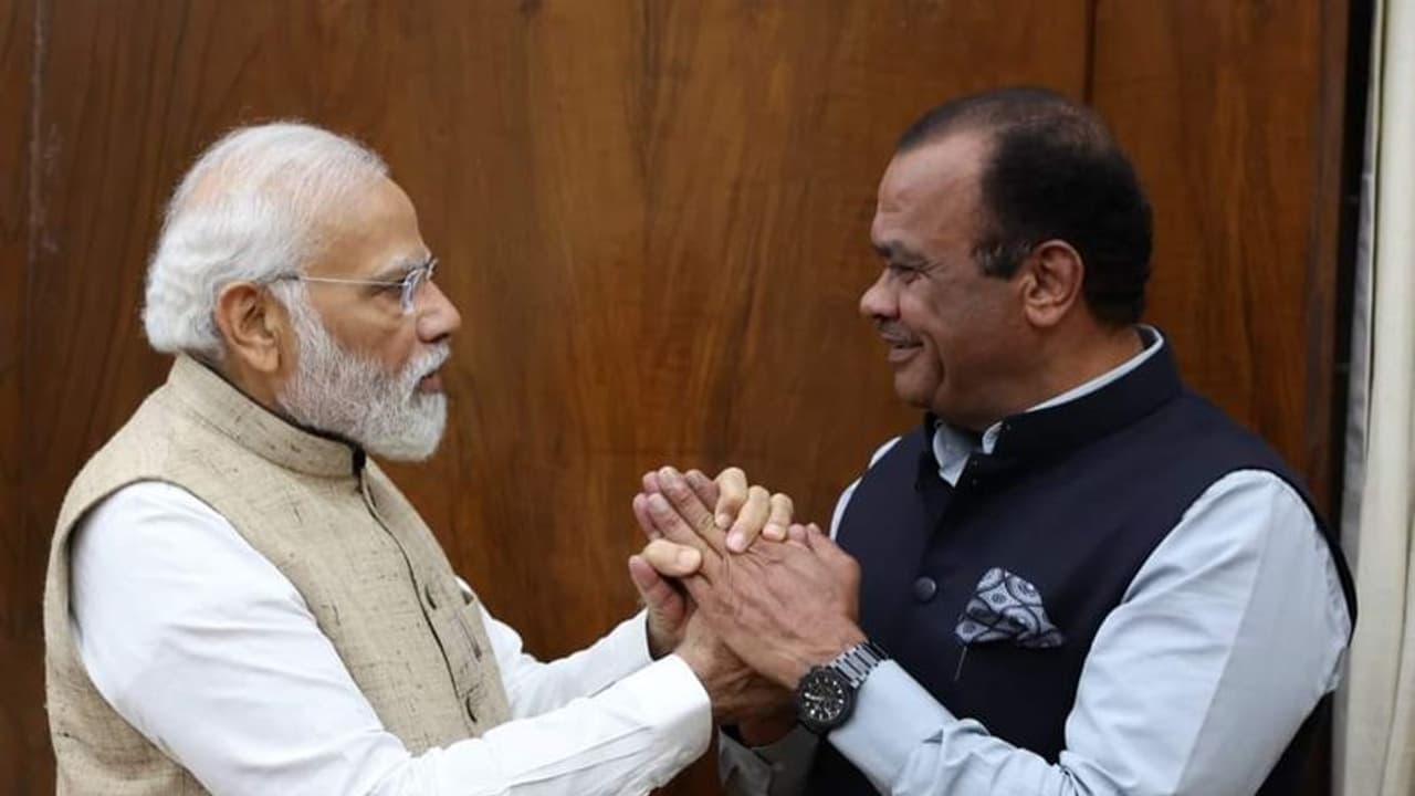 ప్రధాని మోడీతో కాంగ్రెస్ ఎంపీ కోమటిరెడ్డి భేటీ.. ‘కొన్ని మీడియాకు చెప్పకూడదు’ ప్రధాని మోడీతో కాంగ్రెస్ ఎంపీ కోమటిరెడ్డి భేటీ.. ‘కొన్ని మీడియాకు చెప్పకూడదు’