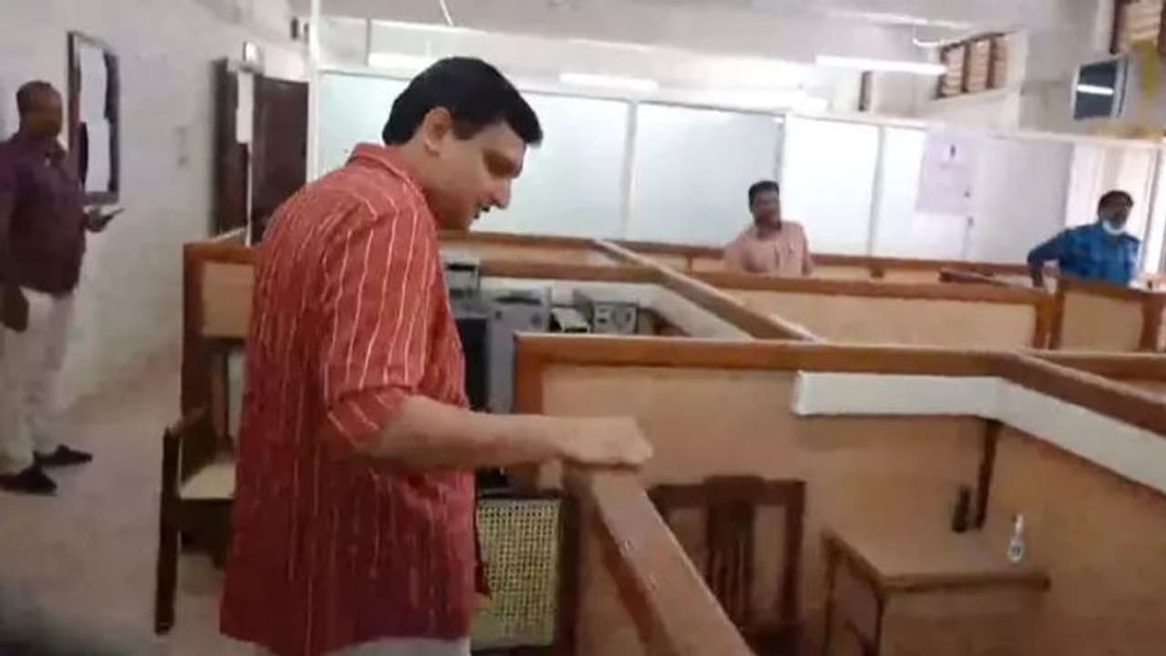 Kerala: Minister makes surpise visit to PWD office; does not find staff on seat even at 11 am (WATCH)