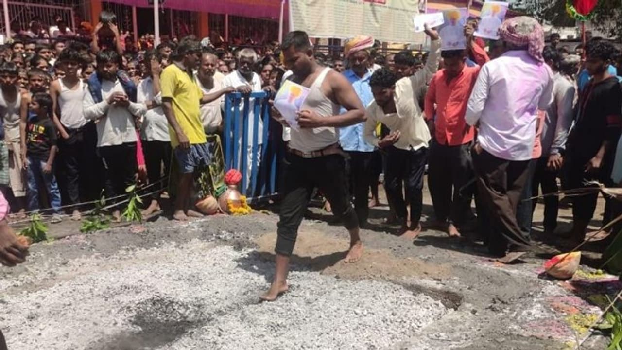 ಬಸವನ ಬಾಗೇವಾಡಿ: ಮಾಜಿ ಸಚಿವ ಬೆಳ್ಳುಬ್ಬಿ ಶಾಸಕರಾಗಲೆಂದು ಅಭಿಮಾನಿಗಳ ಅಗ್ನಿ ಪ್ರವೇಶ..! ಬಸವನ ಬಾಗೇವಾಡಿ: ಮಾಜಿ ಸಚಿವ ಬೆಳ್ಳುಬ್ಬಿ ಶಾಸಕರಾಗಲೆಂದು ಅಭಿಮಾನಿಗಳ ಅಗ್ನಿ ಪ್ರವೇಶ..!