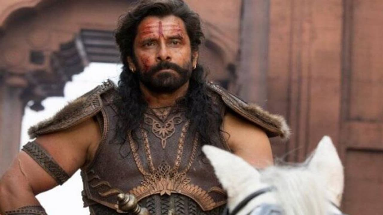 വിക്രം 'ആദിത്യ കരികാലനാ'യി മാറിയത് ഇങ്ങനെ, വീഡിയോ പുറത്ത്