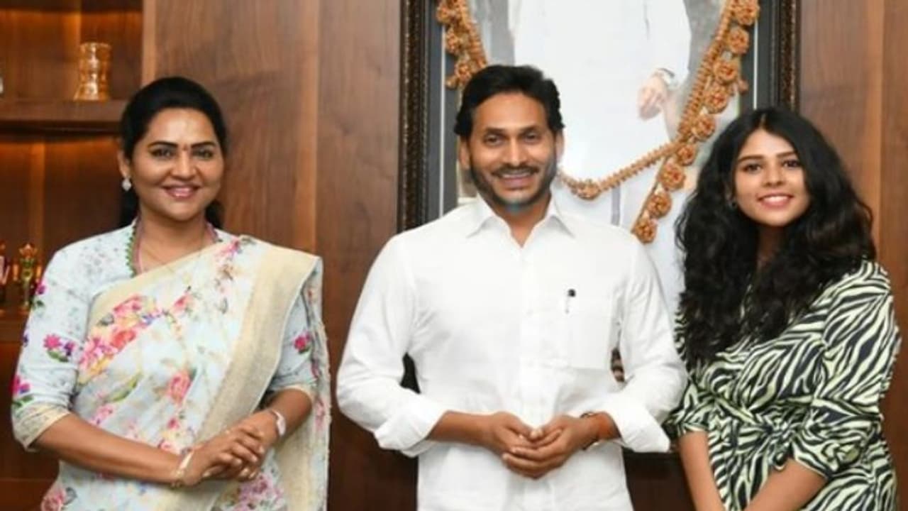 దళిత మహిళను కాబట్టే చులకన.. ఉదయమే సీఎం జగన్ను కలిశాను: క్రాస్ ఓటింగ్ ప్రచారంపై ఎమ్మెల్యే శ్రీదేవి దళిత మహిళను కాబట్టే చులకన.. ఉదయమే సీఎం జగన్ను కలిశాను: క్రాస్ ఓటింగ్ ప్రచారంపై ఎమ్మెల్యే శ్రీదేవి