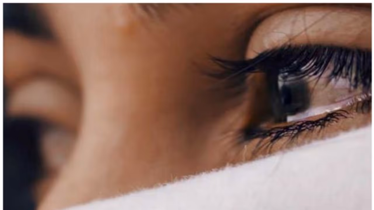 കണ്ണില് നിന്ന് ഇടയ്ക്കിടെ വെള്ളം വരുന്നതും നീറ്റലും ; കാരണങ്ങൾ ഇതാകാം കണ്ണില് നിന്ന് ഇടയ്ക്കിടെ വെള്ളം വരുന്നതും നീറ്റലും ; കാരണങ്ങൾ ഇതാകാം