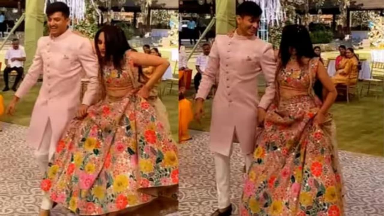 വധുവിനെ ലെഹങ്ക ഉയർത്താന് സഹായിച്ച് വരന്; ‘നാട്ടു നാട്ടു' ഗാനത്തിന് ചുവടുവച്ച് നവദമ്പതികള്; വൈറലായി വീഡിയോ വധുവിനെ ലെഹങ്ക ഉയർത്താന് സഹായിച്ച് വരന്; ‘നാട്ടു നാട്ടു' ഗാനത്തിന് ചുവടുവച്ച് നവദമ്പതികള്; വൈറലായി വീഡിയോ