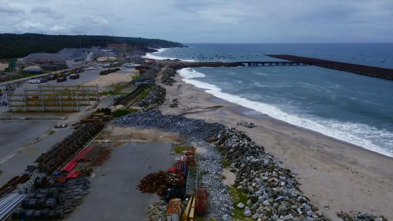 വിഴിഞ്ഞം തുറമുഖം: അദാനി ഗ്രൂപ്പിന് സർക്കാർ 100 കോടി വായ്പയെടുത്ത് നൽകി വിഴിഞ്ഞം തുറമുഖം: അദാനി ഗ്രൂപ്പിന് സർക്കാർ 100 കോടി വായ്പയെടുത്ത് നൽകി