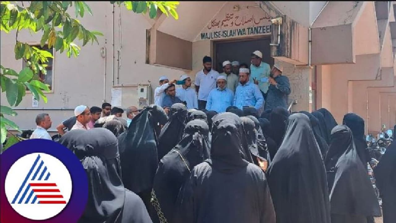 Karnataka election 2023: ಭಟ್ಕಳ ಕ್ಷೇತ್ರದಲ್ಲಿ ಮುಸ್ಲಿಂ ಅಭ್ಯರ್ಥಿ ಕಣಕ್ಕಿಳಿಸಲು ಪಟ್ಟು: ಮಹಿಳೆಯರ ಪ್ರತಿಭಟನೆ Karnataka election 2023: ಭಟ್ಕಳ ಕ್ಷೇತ್ರದಲ್ಲಿ ಮುಸ್ಲಿಂ ಅಭ್ಯರ್ಥಿ ಕಣಕ್ಕಿಳಿಸಲು ಪಟ್ಟು: ಮಹಿಳೆಯರ ಪ್ರತಿಭಟನೆ