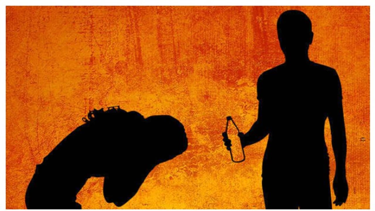 മാർക്കറ്റിലേക്ക് പോവുകയായിരുന്ന യുവതിക്കും കുഞ്ഞിനും നേരെ ആസിഡൊഴിച്ചു; ഗുരുതര പൊള്ളലേറ്റ് ചികിത്സയിൽ മാർക്കറ്റിലേക്ക് പോവുകയായിരുന്ന യുവതിക്കും കുഞ്ഞിനും നേരെ ആസിഡൊഴിച്ചു; ഗുരുതര പൊള്ളലേറ്റ് ചികിത്സയിൽ