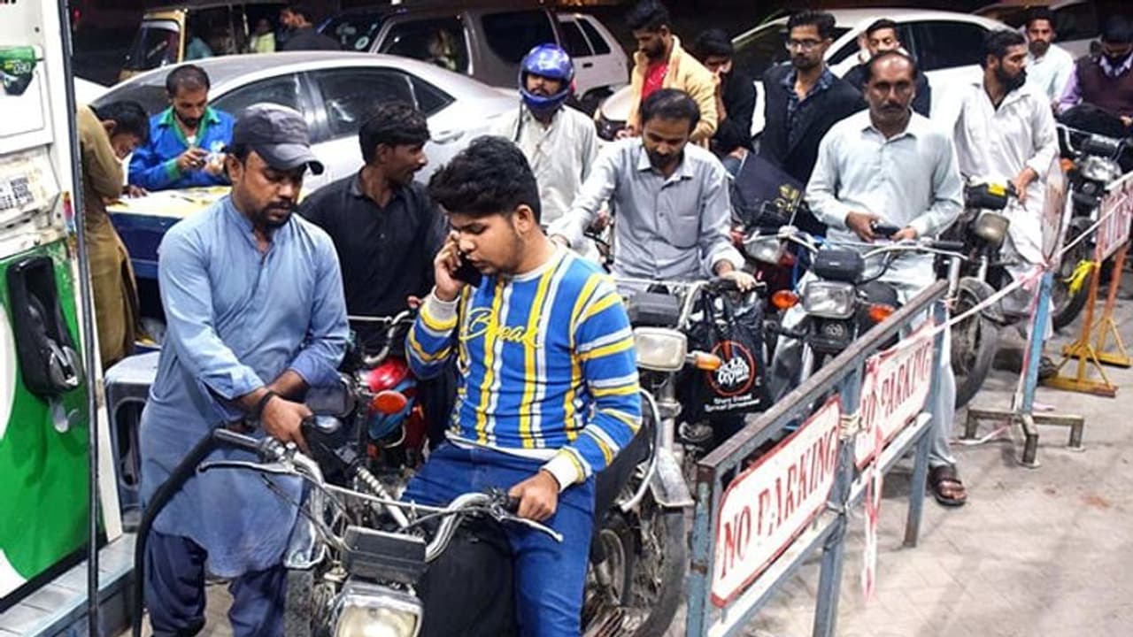ദരിദ്രര്‍ക്ക് വിലക്കുറവില്‍ പെട്രോള്‍, സമ്പന്നര്‍ക്ക് ചെലവേറും; പുതിയ നിയമവുമായി പാക്കിസ്ഥാൻ!