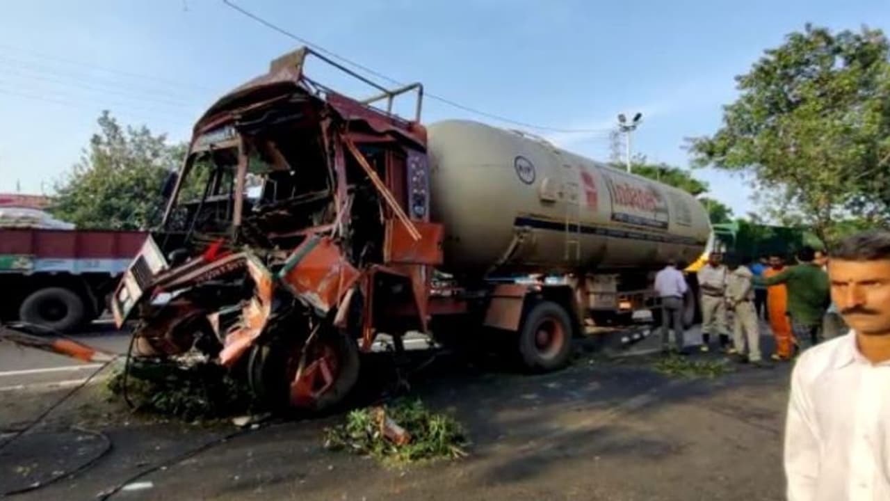 విశాఖ శివారులో గ్యాస్ ట్యాంకర్ బీభత్సం... డివైడర్ పైకి దూసుకెళ్లి కరెంట్ స్తంభాలను ఢీకొట్టి..(వీడియో) విశాఖ శివారులో గ్యాస్ ట్యాంకర్ బీభత్సం... డివైడర్ పైకి దూసుకెళ్లి కరెంట్ స్తంభాలను ఢీకొట్టి..(వీడియో)