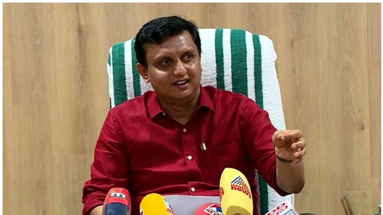 ഫാരിസ് അബൂബക്കർ വിവാദം; 'തനിക്കൊരു അമ്മാവനെ കൂടി കിട്ടി', പരിഹസിച്ച് മന്ത്രി റിയാസ്