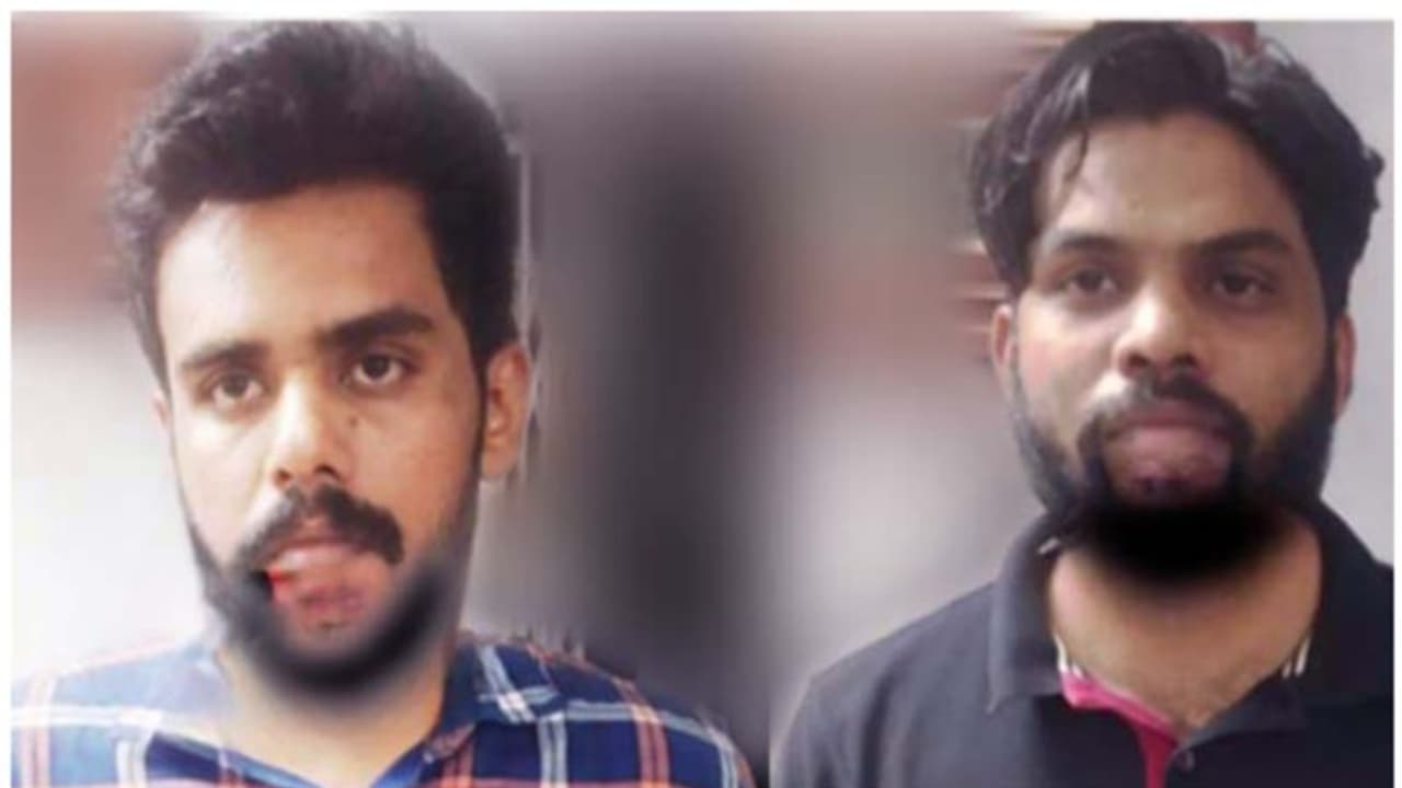 കൊറിയർ സർവീസിന്റെ മറവിൽ എംഡിഎംഎ വിൽപന: എടച്ചേരിയിൽ രണ്ടു പേർ പൊലീസിന്റെ പിടിയിൽ കൊറിയർ സർവീസിന്റെ മറവിൽ എംഡിഎംഎ വിൽപന: എടച്ചേരിയിൽ രണ്ടു പേർ പൊലീസിന്റെ പിടിയിൽ