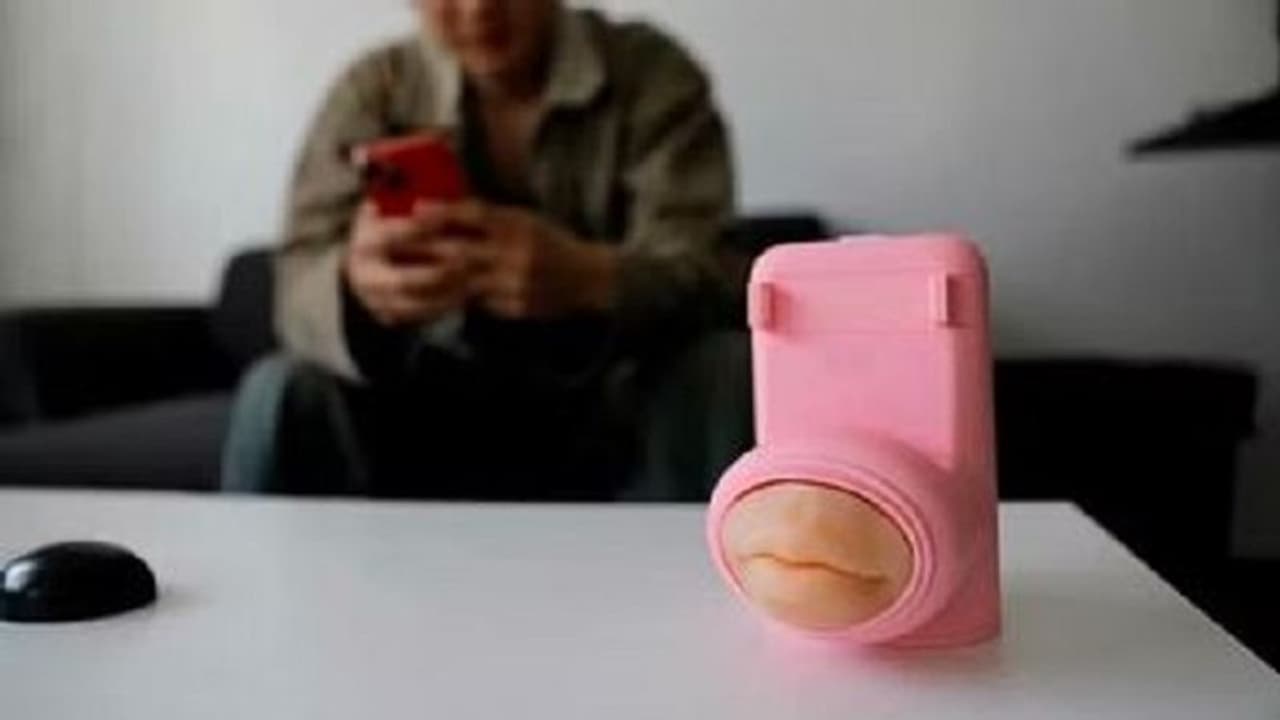 ఇప్పుడు వారి కోసం కిస్సింగ్ మెషిన్ కూడా వచ్చేసింది.. దీని ధర, ఎలా పనిచేస్తుందంటే..? ఇప్పుడు వారి కోసం కిస్సింగ్ మెషిన్ కూడా వచ్చేసింది.. దీని ధర, ఎలా పనిచేస్తుందంటే..?