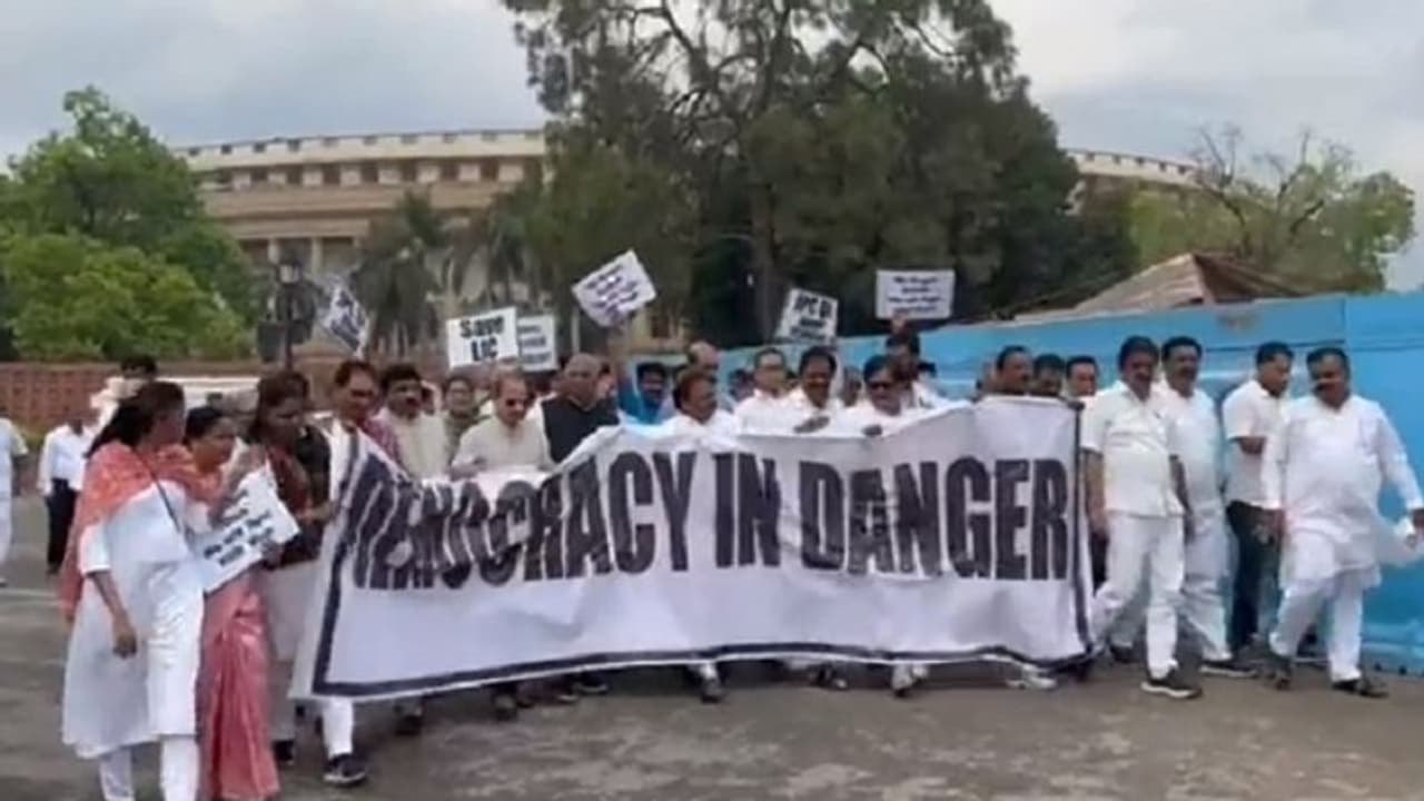 ದೇಶಾದ್ಯಂತ ಕಾಂಗ್ರೆಸ್‌ನಿಂದ ‘ಜನಾಂದೋಲನ’: ರಾಹುಲ್‌ ಗಾಂಧಿ ಅನರ್ಹತೆ ಖಂಡಿಸಿ ಪ್ರತಿಭಟನೆ