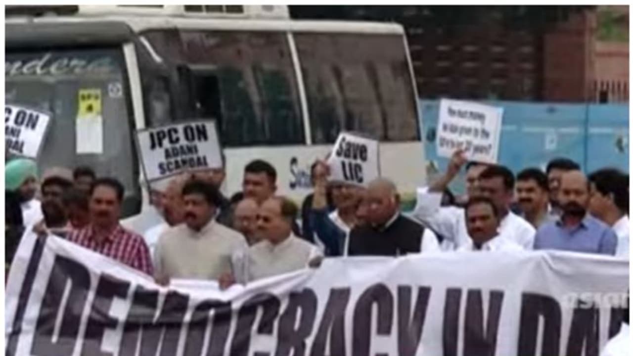 രാഹുലിനെതിരായ കോടതിവിധിയിൽ പ്രതിഷേധം; എംപിമാരെ അറസ്റ്റ് ചെയ്ത് നീക്കി രാഹുലിനെതിരായ കോടതിവിധിയിൽ പ്രതിഷേധം; എംപിമാരെ അറസ്റ്റ് ചെയ്ത് നീക്കി