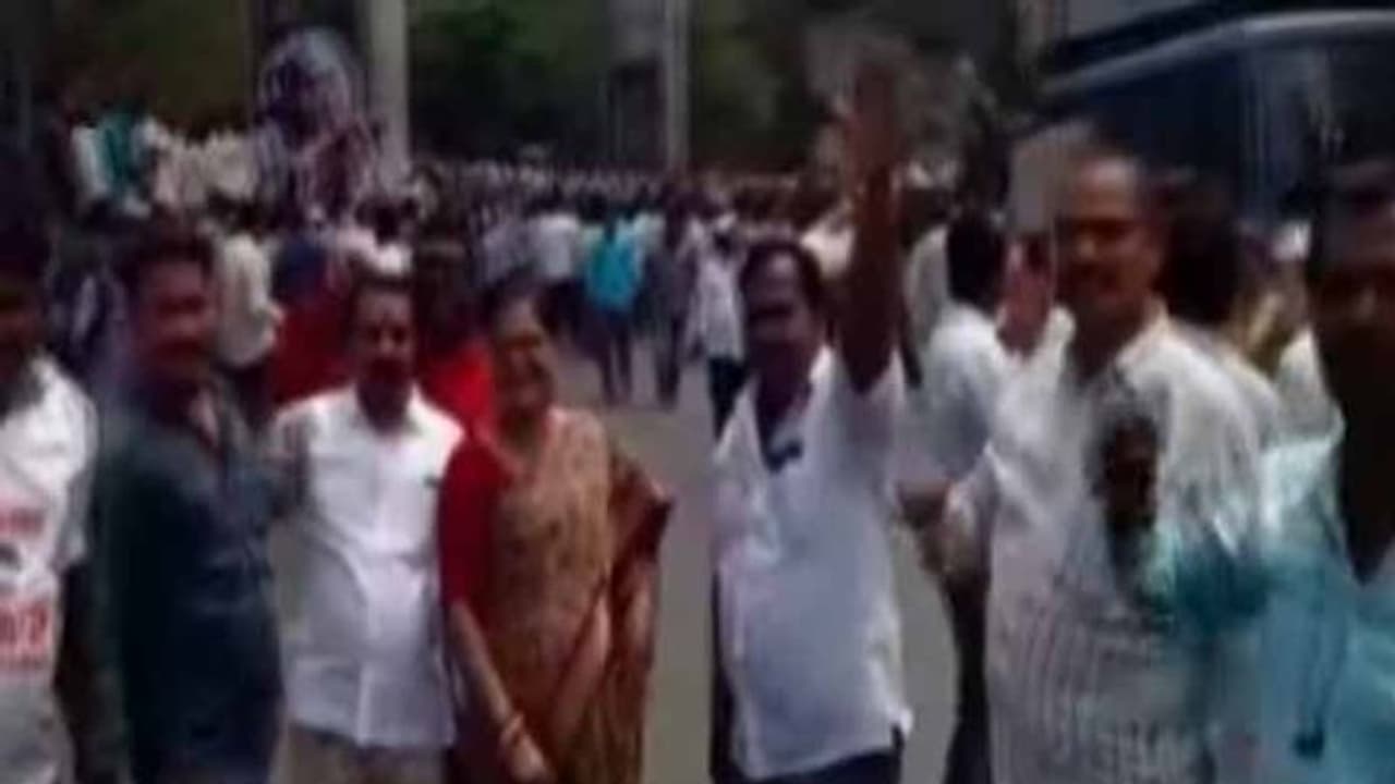 హైద్రాబాద్ విద్యుత్ సౌధ వద్ద ఉద్యోగుల ధర్నా: కిలోమీటర్ల మేర ట్రాఫిక్ జాం హైద్రాబాద్ విద్యుత్ సౌధ వద్ద ఉద్యోగుల ధర్నా: కిలోమీటర్ల మేర ట్రాఫిక్ జాం