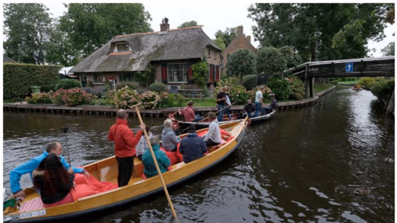 റോഡും വാഹനവും ഇല്ല, ജനസംഖ്യ 3000 ത്തിൽ താഴെയും; നെതർലാന്റിലെ ഈ അതിമനോഹര ഗ്രാമം ഒന്ന് കാണേണ്ടതാണ് റോഡും വാഹനവും ഇല്ല, ജനസംഖ്യ 3000 ത്തിൽ താഴെയും; നെതർലാന്റിലെ ഈ അതിമനോഹര ഗ്രാമം ഒന്ന് കാണേണ്ടതാണ്