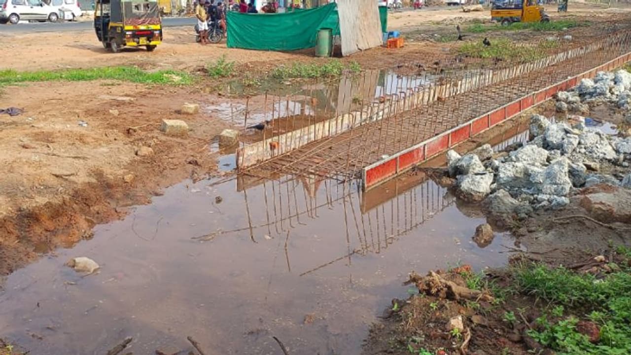 ദേശീയപാതാ വികസനത്തിന് ജെസിബിയിൽ കുഴിയെടുത്തു, പൈപ്പുപൊട്ടി ദിവസവും പാഴാകുന്നത് ആയിരക്കണക്കിന് ലിറ്റര്‍ വെള്ളം