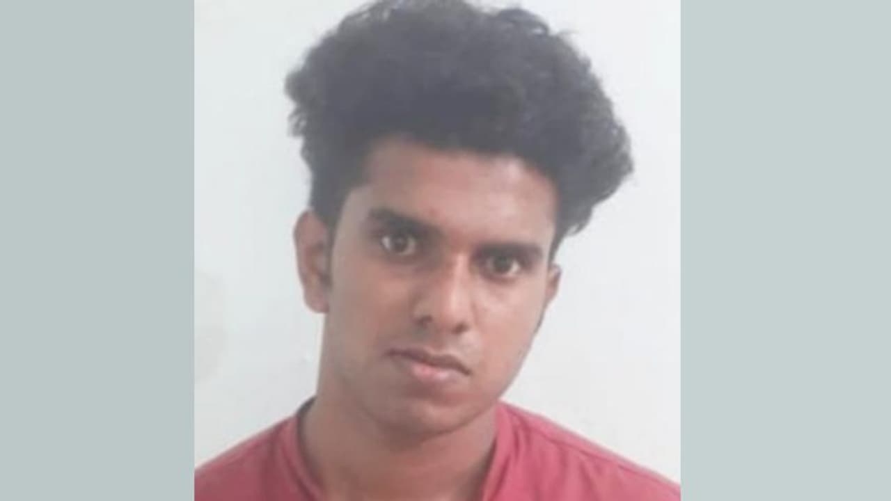 മൂന്ന് യുവാക്കളെ കൊല്ലാൻ ശ്രമിച്ചു, സ്വര്ണ്ണമാല പിടിച്ചുപറിച്ചെടുത്ത് കടന്നു; 19 അംഗ സംഘത്തിൽ ഒരാൾ പിടിയിൽ മൂന്ന് യുവാക്കളെ കൊല്ലാൻ ശ്രമിച്ചു, സ്വര്ണ്ണമാല പിടിച്ചുപറിച്ചെടുത്ത് കടന്നു; 19 അംഗ സംഘത്തിൽ ഒരാൾ പിടിയിൽ