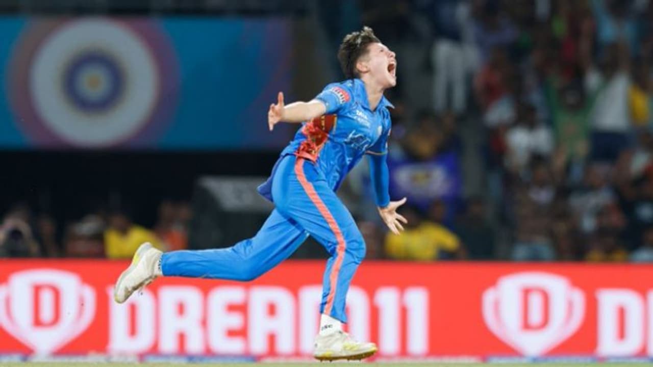 നതാലിയുടെ വെടിക്കെട്ടിന് പിന്നാലെ ഇസിയുടെ ഹാട്രിക്; യുപി വാരിയേഴ്സിനെ തകര്ത്ത് മുംബൈ ഇന്ത്യന്സ് ഫൈനലില് നതാലിയുടെ വെടിക്കെട്ടിന് പിന്നാലെ ഇസിയുടെ ഹാട്രിക്; യുപി വാരിയേഴ്സിനെ തകര്ത്ത് മുംബൈ ഇന്ത്യന്സ് ഫൈനലില്