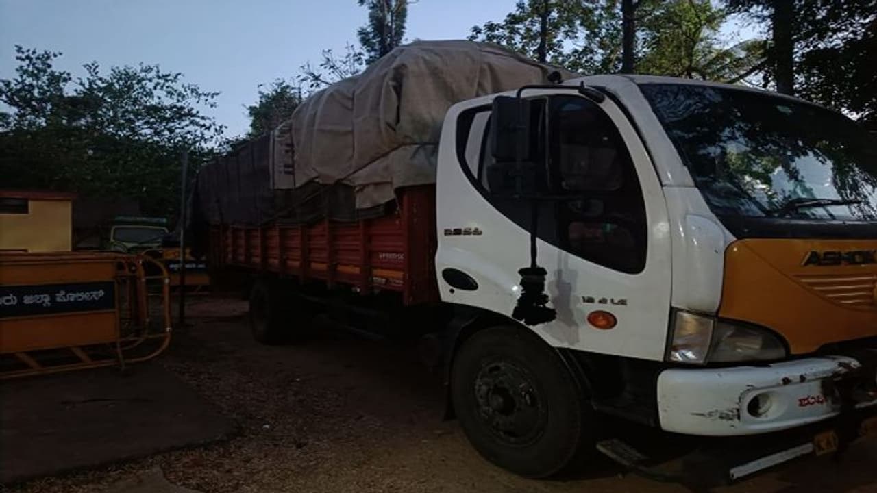 ಚಿಕ್ಕಮಗಳೂರಲ್ಲಿ ಖಾಕಿಗಳ ಭರ್ಜರಿ ಬೇಟೆ: ಕಂತೆ ಕಂತೆ ಹಣ ವಶ ಚಿಕ್ಕಮಗಳೂರಲ್ಲಿ ಖಾಕಿಗಳ ಭರ್ಜರಿ ಬೇಟೆ: ಕಂತೆ ಕಂತೆ ಹಣ ವಶ