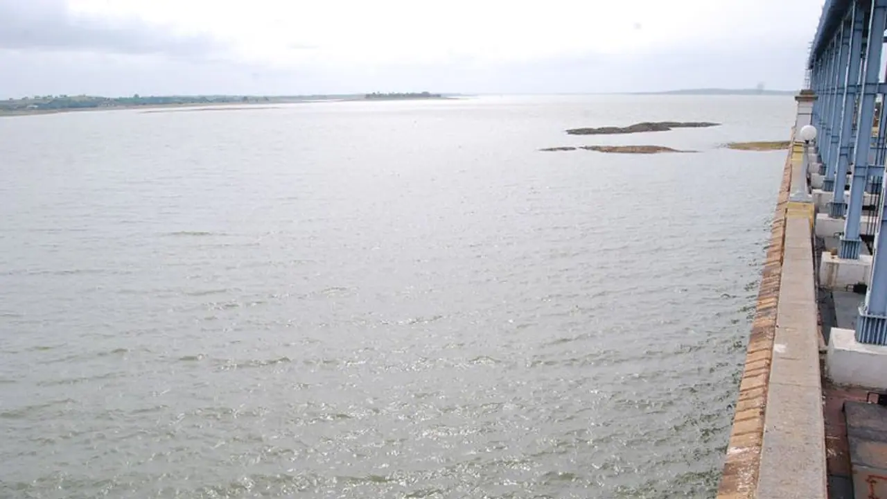 ಕೆಆರ್ಎಸ್ ನೀರಿನ ಮಟ್ಟ 100 ಅಡಿಗೆ ಕುಸಿತ: ಬೆಳೆಗಳಿಗೆ ಕೊರತೆ ಕೆಆರ್ಎಸ್ ನೀರಿನ ಮಟ್ಟ 100 ಅಡಿಗೆ ಕುಸಿತ: ಬೆಳೆಗಳಿಗೆ ಕೊರತೆ