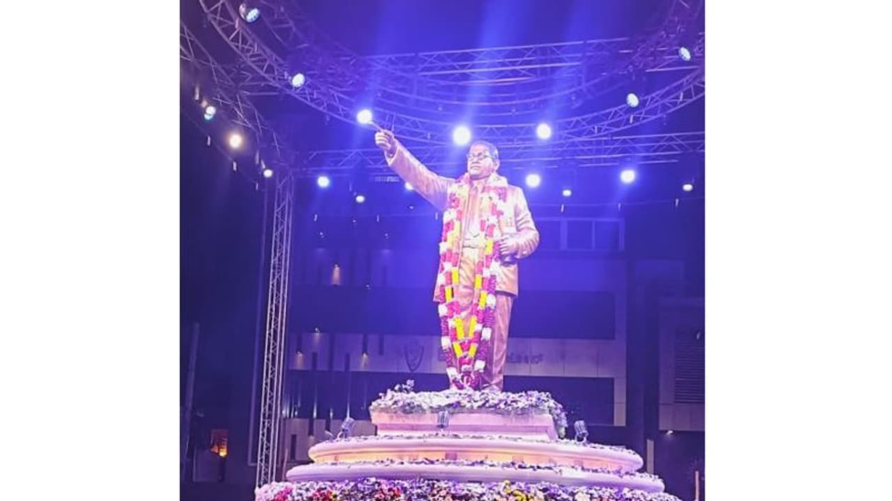 ಪಾರ್ಲಿಮೆಂಟ್ ಮಾದರಿ ಅಂಬೇಡ್ಕರ್ ಕಂಚಿನ ಭವ್ಯ ಪ್ರತಿಮೆ ಅನಾವರಣಗೊಳಿಸಿದ ಸಚಿವ ಆನಂದ್ ಸಿಂಗ್!