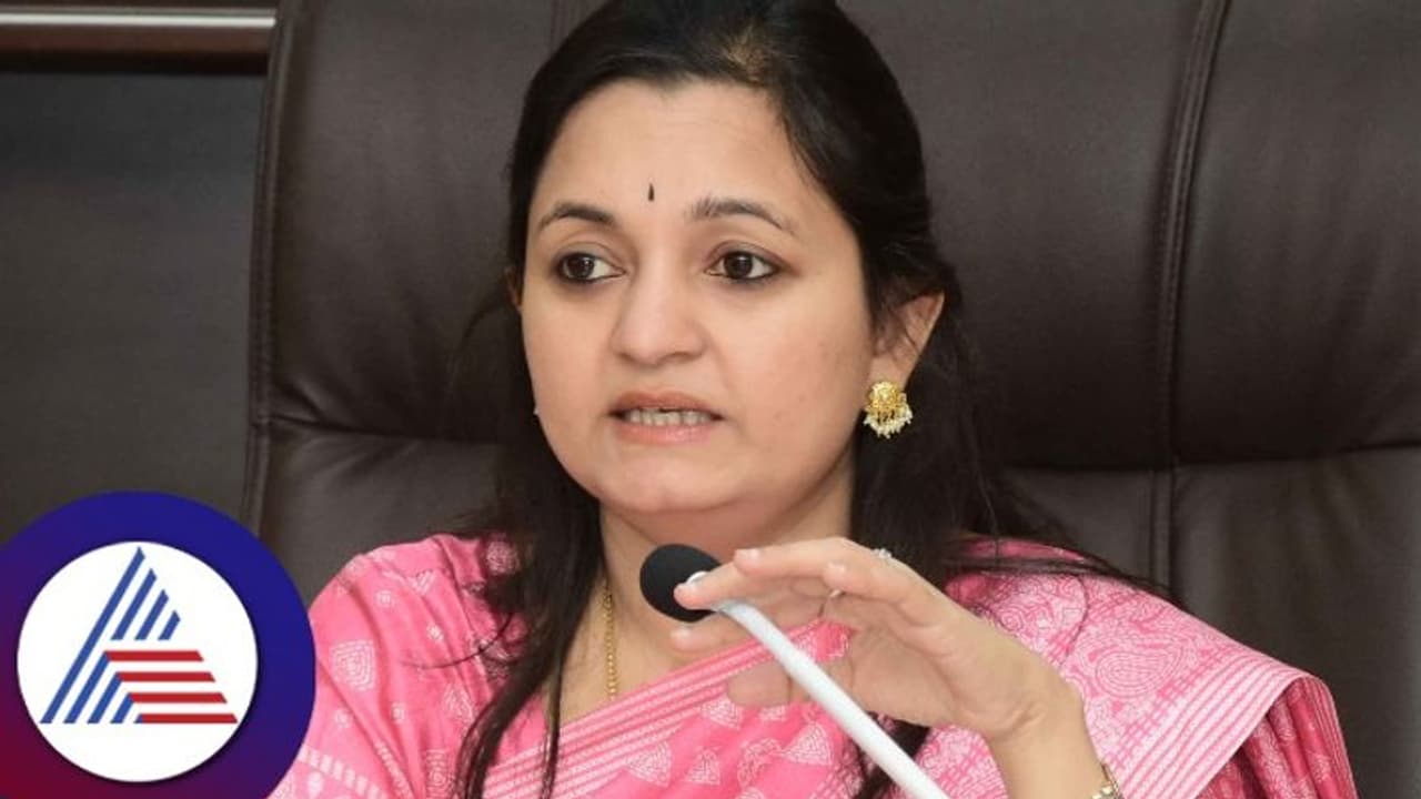 Karnataka election 2023: ₹2.87 ಲಕ್ಷದ ಮದ್ಯ, ಮಾದಕ ವಶ; 8071 ಬ್ಯಾನರ್ಗಳ ತೆರವು: ಚುನಾವಣಾಧಿಕಾರಿ ದಿವ್ಯಪ್ರಭು ಮಾಹಿತಿ Karnataka election 2023: ₹2.87 ಲಕ್ಷದ ಮದ್ಯ, ಮಾದಕ ವಶ; 8071 ಬ್ಯಾನರ್ಗಳ ತೆರವು: ಚುನಾವಣಾಧಿಕಾರಿ ದಿವ್ಯಪ್ರಭು ಮಾಹಿತಿ