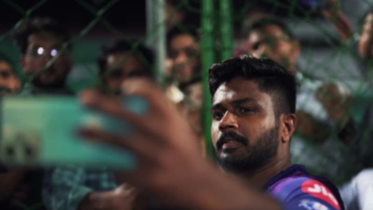 സിംപിളാണ് സഞ്ജു, പരിശീലനത്തിനിടെ ആരാധകര്ക്കൊപ്പം സെല്ഫി, വീഡിയോ പങ്കുവെച്ച് റോയല്സ് സിംപിളാണ് സഞ്ജു, പരിശീലനത്തിനിടെ ആരാധകര്ക്കൊപ്പം സെല്ഫി, വീഡിയോ പങ്കുവെച്ച് റോയല്സ്