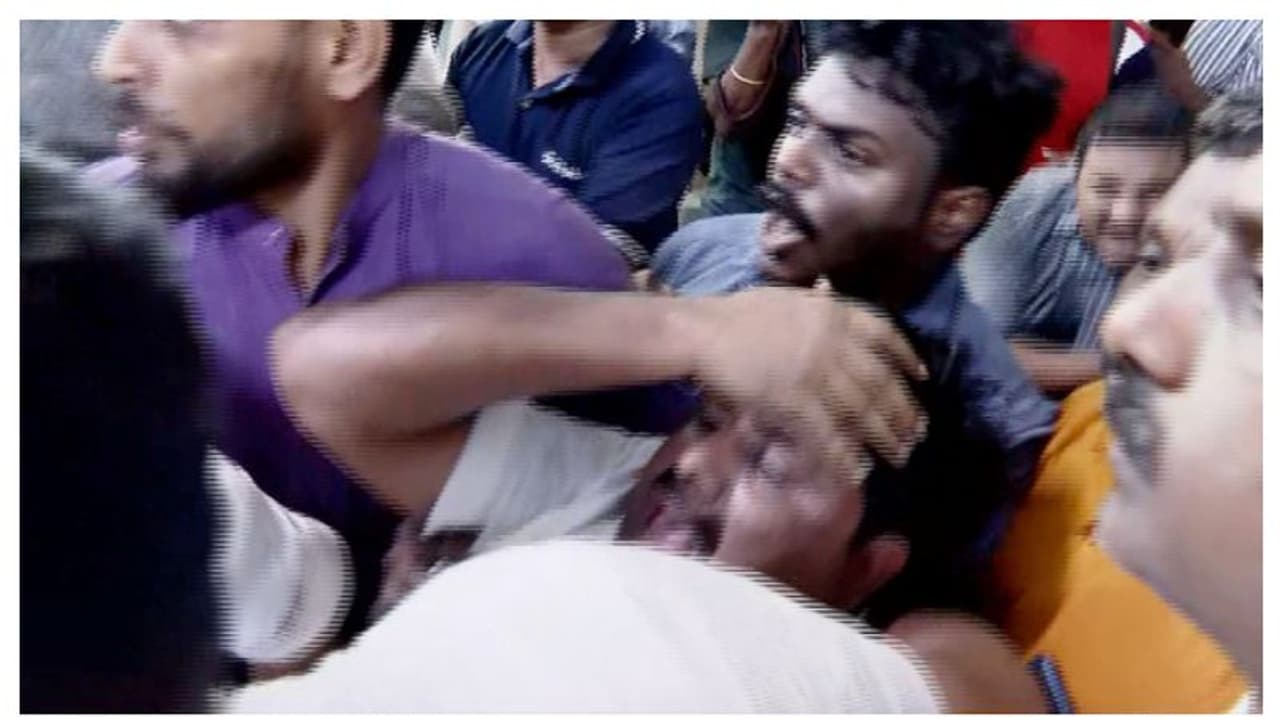 രാഹുൽ ഗാന്ധിയെ അയോഗ്യനാക്കിയതിൽ പ്രതിഷേധം: കോഴിക്കോട് റെയിൽവേ സ്റ്റേഷൻ മാർച്ചിൽ മുന്നൂറു പേർക്കെതിരെ കേസ് രാഹുൽ ഗാന്ധിയെ അയോഗ്യനാക്കിയതിൽ പ്രതിഷേധം: കോഴിക്കോട് റെയിൽവേ സ്റ്റേഷൻ മാർച്ചിൽ മുന്നൂറു പേർക്കെതിരെ കേസ്