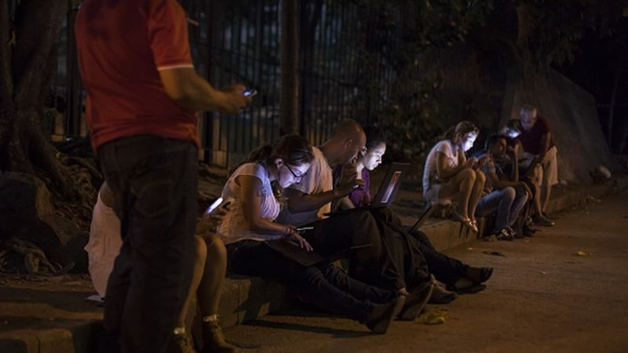 അകറ്റി നിര്ത്തണം; കൗമാരക്കാരുടെ സാമൂഹിക മാധ്യമ ഉപയോഗത്തിന് കടിഞ്ഞാണിടാന് നിയമനിര്മ്മാണം അകറ്റി നിര്ത്തണം; കൗമാരക്കാരുടെ സാമൂഹിക മാധ്യമ ഉപയോഗത്തിന് കടിഞ്ഞാണിടാന് നിയമനിര്മ്മാണം