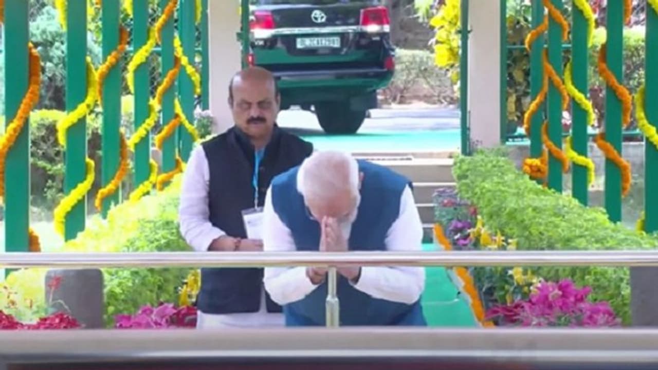 ಚಿಕ್ಕಬಳ್ಳಾಪುರದಲ್ಲಿ ಮೋದಿ ಹವಾ: ಸರ್ ಎಂ. ವಿಶ್ವೇಶ್ವರಯ್ಯ ಸಮಾಧಿಗೆ ಶಿರಬಾಗಿ ನಮಿಸಿದ ನಮೋ ಚಿಕ್ಕಬಳ್ಳಾಪುರದಲ್ಲಿ ಮೋದಿ ಹವಾ: ಸರ್ ಎಂ. ವಿಶ್ವೇಶ್ವರಯ್ಯ ಸಮಾಧಿಗೆ ಶಿರಬಾಗಿ ನಮಿಸಿದ ನಮೋ