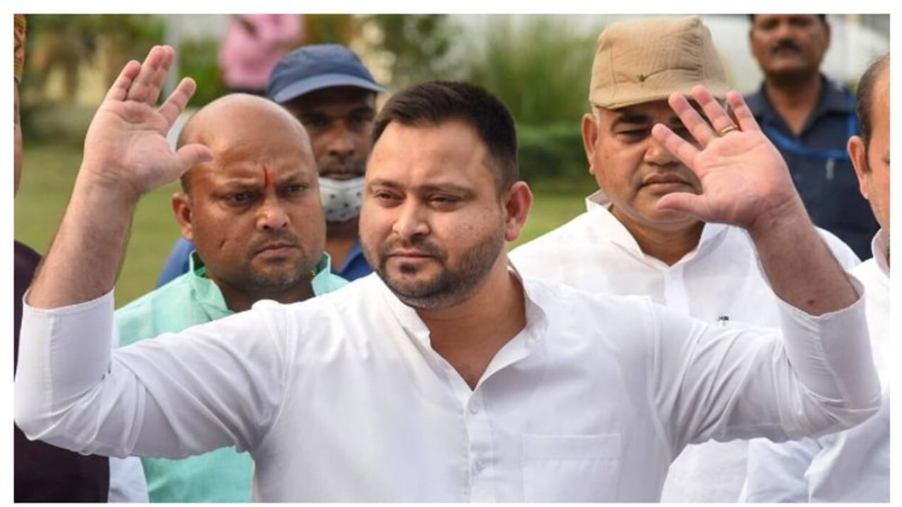 മൂന്നു തവണ വിളിപ്പിച്ചു; നാലാം തവണ സിബിഐക്ക് മുന്നിൽ ഹാജരായി തേജസ്വി യാദവ് മൂന്നു തവണ വിളിപ്പിച്ചു; നാലാം തവണ സിബിഐക്ക് മുന്നിൽ ഹാജരായി തേജസ്വി യാദവ്