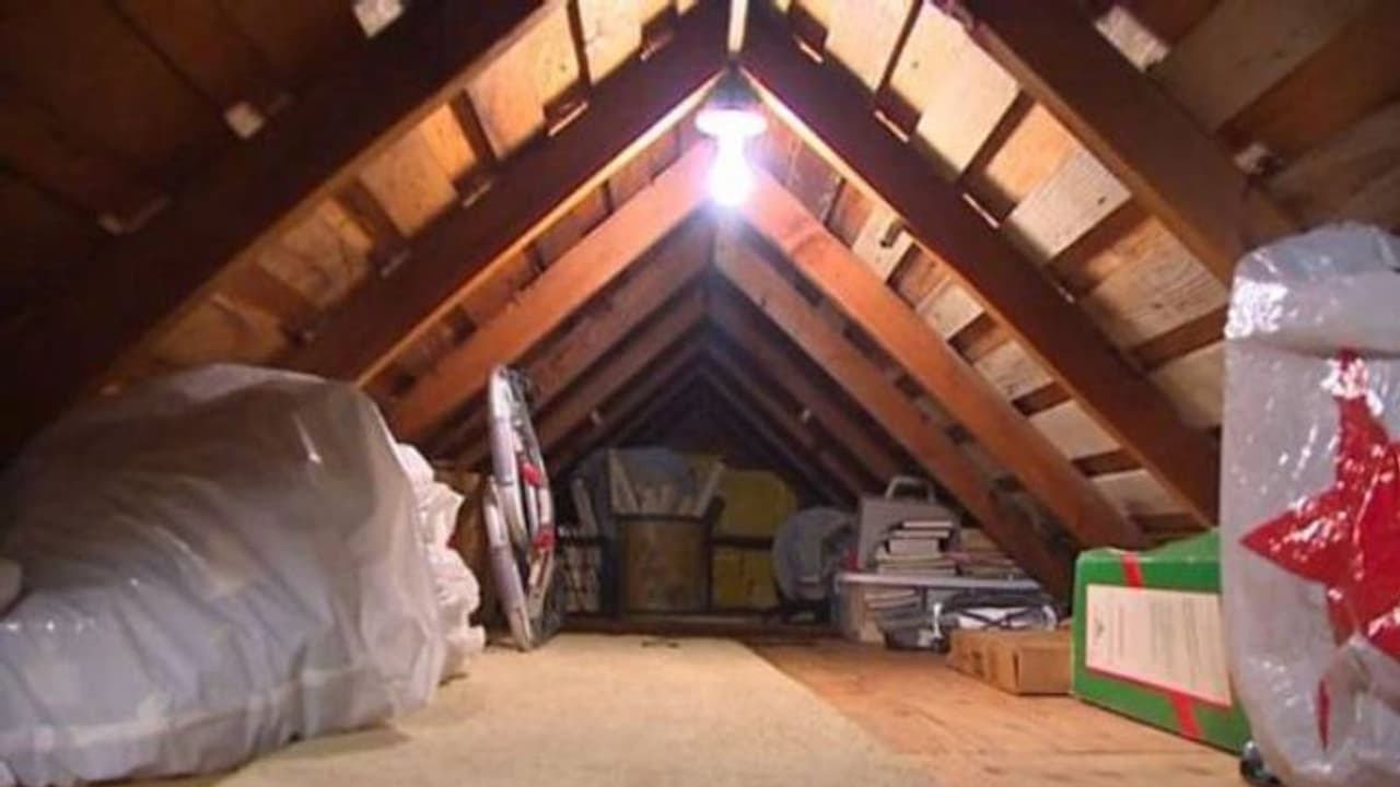 ഒച്ച കേട്ട് മച്ചില് കേറി നോക്കി, ഞെട്ടി യുവാവ്, സ്ത്രീ വീടിന്റെ മച്ചിൽ ഒളിച്ചു കഴിഞ്ഞത് മൂന്ന് ദിവസം! ഒച്ച കേട്ട് മച്ചില് കേറി നോക്കി, ഞെട്ടി യുവാവ്, സ്ത്രീ വീടിന്റെ മച്ചിൽ ഒളിച്ചു കഴിഞ്ഞത് മൂന്ന് ദിവസം!