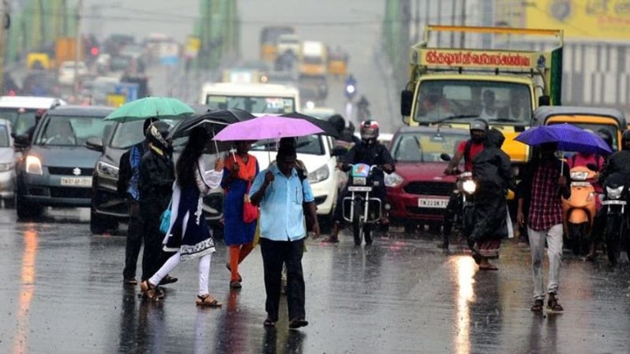 Delhi wakes up to water logged streets; IMD issues rain alert for Karnataka, Northwest India Delhi wakes up to water logged streets; IMD issues rain alert for Karnataka, Northwest India