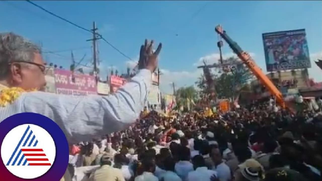 ಚಾಮುಂಡೇಶ್ವರಿಯಲ್ಲಿ ಸೋಲಿಸಿದ್ರು ನೀವು ಕೈಹಿಡಿದ್ರಿ: ಬದುಕಿರೋತನಕ ಬಾದಾಮಿ ಜನರನ್ನ ಮರೆಯೊಲ್ಲ: ಸಿದ್ದು ಭಾವನಾತ್ಮಕ ಮಾತು ಚಾಮುಂಡೇಶ್ವರಿಯಲ್ಲಿ ಸೋಲಿಸಿದ್ರು ನೀವು ಕೈಹಿಡಿದ್ರಿ: ಬದುಕಿರೋತನಕ ಬಾದಾಮಿ ಜನರನ್ನ ಮರೆಯೊಲ್ಲ: ಸಿದ್ದು ಭಾವನಾತ್ಮಕ ಮಾತು