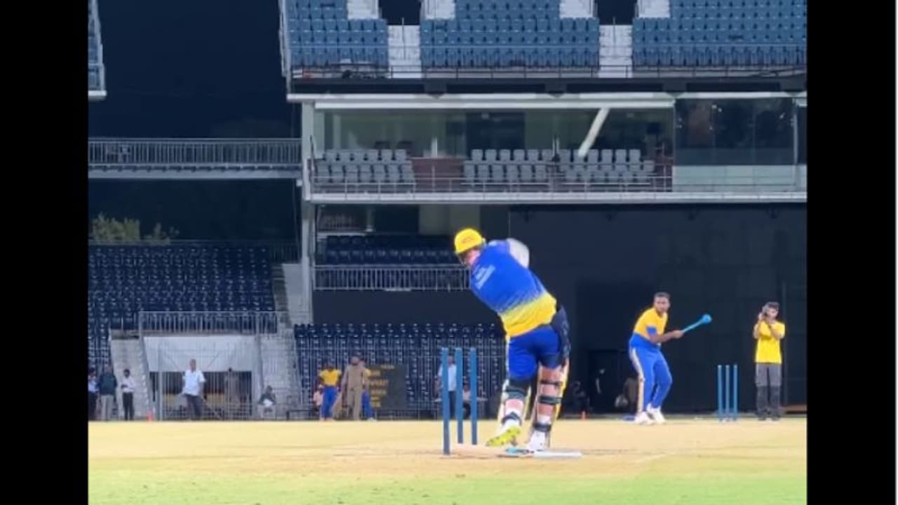 ചെപ്പോക്കിലേക്ക് കാലെടുത്ത് വച്ചതേയുള്ളൂ... പന്ത് ഗാലറിയിലെത്തിച്ച് സ്റ്റോക്‌സ് വീഡിയോ