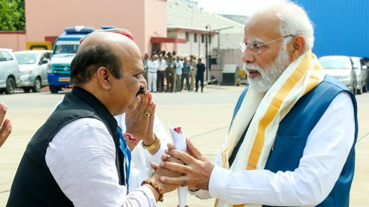 ಪ್ರಧಾನಿ ಮೋದಿ ಮೈಸೂರಿಗೆ ಆಗಮನ ಹಿನ್ನಲೆ, ಶಾಪಿಂಗ್ ಮಾಲ್ಗೆ ಬೀಗ, ಬಿಗಿ ಪೊಲೀಸ್ ಬಂದೋಬಸ್ತ್! ಪ್ರಧಾನಿ ಮೋದಿ ಮೈಸೂರಿಗೆ ಆಗಮನ ಹಿನ್ನಲೆ, ಶಾಪಿಂಗ್ ಮಾಲ್ಗೆ ಬೀಗ, ಬಿಗಿ ಪೊಲೀಸ್ ಬಂದೋಬಸ್ತ್!