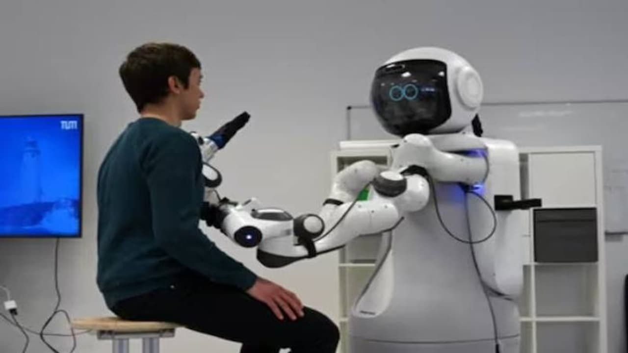 ആരോഗ്യപ്രവർത്തകരെ കിട്ടാനില്ല, ജർമ്മനിയിൽ പ്രായമായവരെ ശുശ്രൂഷിക്കാൻ റോബോട്ടുകളെ പരിശീലിപ്പിക്കുന്നു ആരോഗ്യപ്രവർത്തകരെ കിട്ടാനില്ല, ജർമ്മനിയിൽ പ്രായമായവരെ ശുശ്രൂഷിക്കാൻ റോബോട്ടുകളെ പരിശീലിപ്പിക്കുന്നു