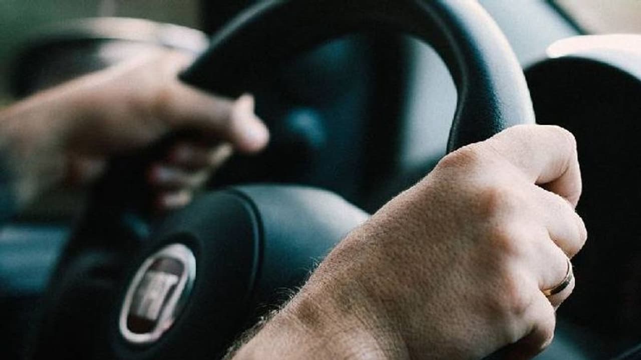 കാമുകിയെ സഹായിക്കാൻ അമിതവേഗത്തിൽ വാഹനമോടിച്ചു, യുവാവിന്റെ ലൈസൻസ് റദ്ദാക്കി ജയിലിൽ അടച്ച് പൊലീസ് കാമുകിയെ സഹായിക്കാൻ അമിതവേഗത്തിൽ വാഹനമോടിച്ചു, യുവാവിന്റെ ലൈസൻസ് റദ്ദാക്കി ജയിലിൽ അടച്ച് പൊലീസ്